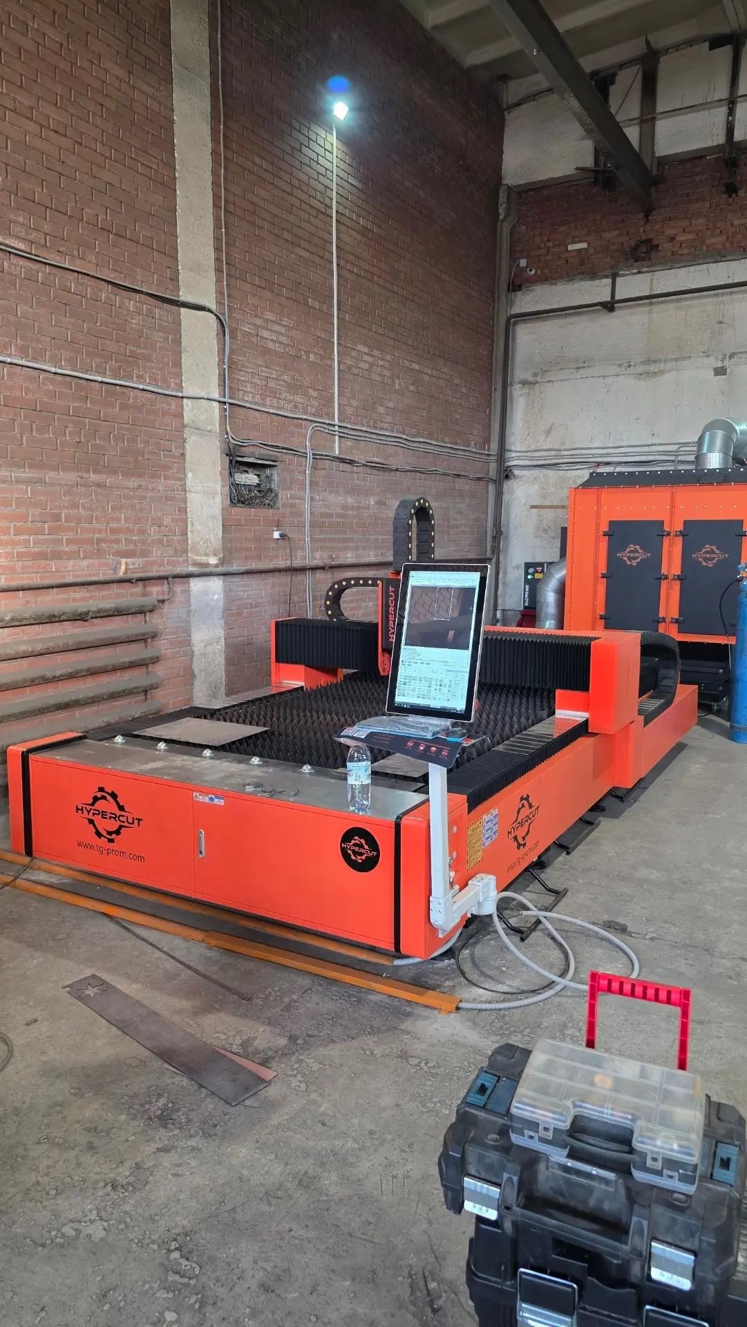 Станок лазерной резки HyperCUT PMO3015 и ФВУ D-10000 на производстве клиента в Омске