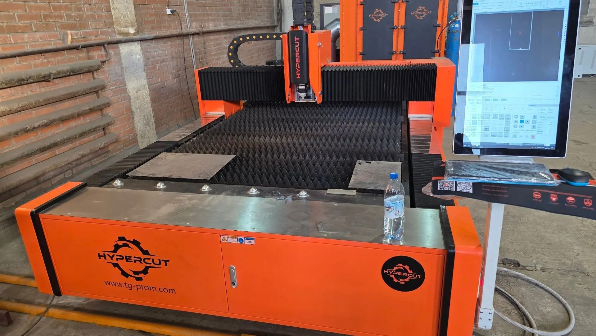 ФВУ HyperCUT D-10000, подключённая к станку лазерной резки PMO3015
